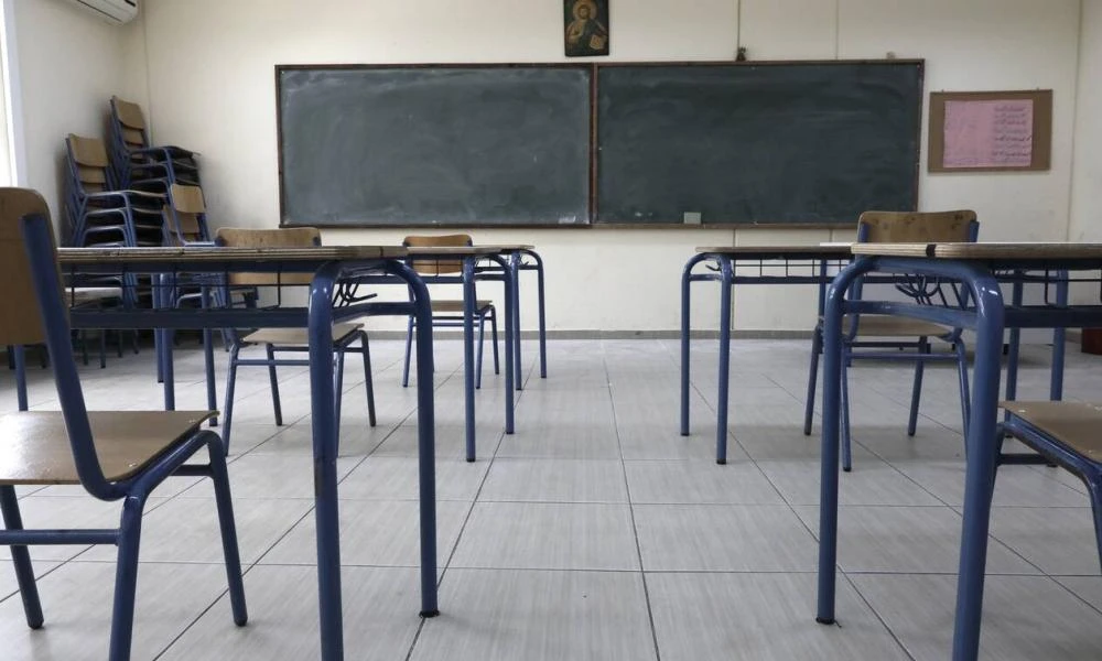Σε απόγνωση δάσκαλος στη Ρόδο: «Θα κοιμηθώ σε αυτοκίνητο, δεν έχω 400 ευρώ για στούντιο»